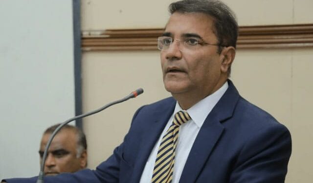 کاروباری طبقہ اپنا سرمایہ ملک کی معیشت پر خرچ کرتا ہے، ایڈمنسٹریٹرکراچی حکومت اور اسٹیک ہولڈرز ملک کی خدمت میں پیش پیش ہیں، صنعتکار اور تاجر ملک کی ترقی میں ریڑھ کی ہڈی کی حیثیت رکھتے ہیں، سیف الرحمن