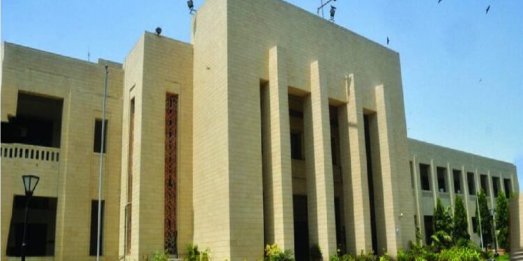 کراچی پولیس آفس کے بعد اب دہشت گردوں نے سندھ اسمبلی کی بھی ریکی شروع کردی ہے۔ وزیراعلی مراد علی شاہ ایوان کی سیکیورٹی سخت کرنے کی ہدایت