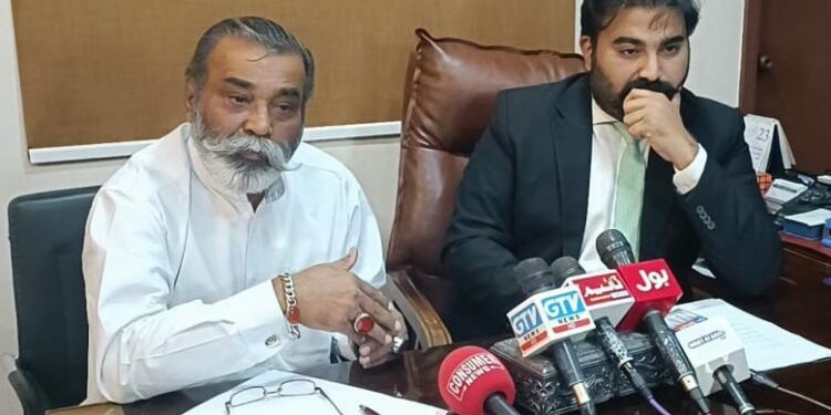 پی ایس ایل کے دوران ٹریفک جام سے تنگ شہری نے چیف سیکریٹری، کمشنر، چیئرمین پی سی بی کو قانونی نوٹس بھیج دئیے سڑکیں کھولیں، چاہے ٹیم کو ہیلی کاپٹر پر لائیں یا اسٹیڈیم شہر سے باہر منتقل کریں، درخواست گزار سائیں سکندر