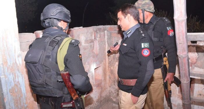 پولیس نے ٹانک میں دہشت گردوں کا حملہ پسپا کردیا۔آئی جی خیبر پختونخوا کی فون پر دہشت گرد حملہ پسپا کرنے والے جوانوں کی حوصلہ افزائی