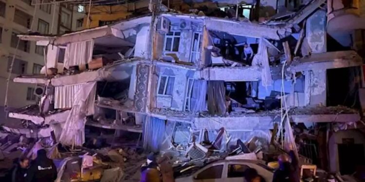 ترکیہ اور شام میں زلزلہ سے تباہی، ہلاکتیں 1000 سے زائد، ترکیہ میں ایمرجنسی نافذ