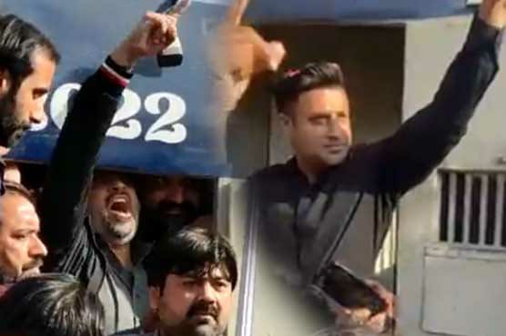 جیل بھرو تحریک،زلفی بخاری اور فیاض چوہان نے گرفتاری دے دی پی ٹی آئی رہنما فیاض چوہان کے ساتھ دیگر 10 پی ٹی ائی کارکنان نے گرفتاری دی