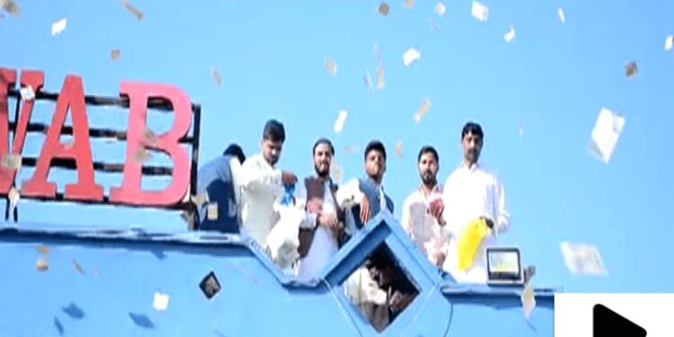 گجرانوالا: اٹلی پلٹ نوجوان کی شادی میں دوستوں اور رشتے داروں نے ڈالرز کی برسات کردی۔