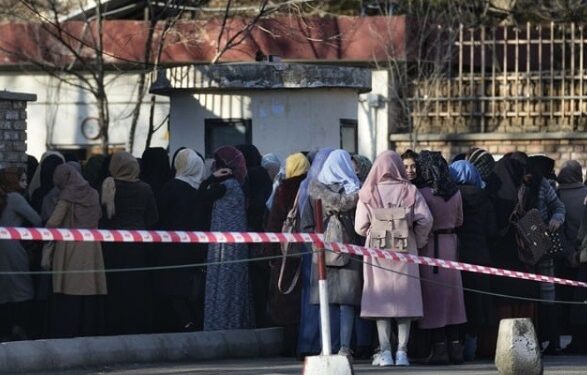 کابل :افغانستان میں موسم سرما کی تعطیلات کے بعد جامعات کھل گئیں  طالبان سیکیورٹی اہلکاروں نے طالبات کو داخل ہونے سے روک دیا۔