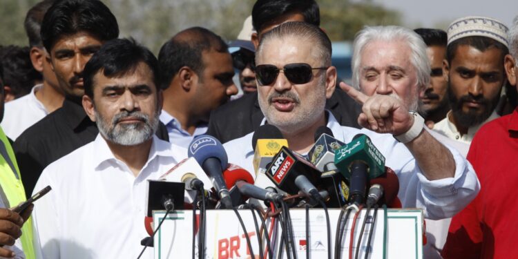 عمران خان کو شاہ محمود قریشی پر نظر رکھنی چاہیے۔عمران خان کو کسی اور سے نہیں سنا ہے شاہ محمود قریشی سے خطرہ ہے ، شرجیل انعام میمن