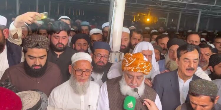 مفتی عبد الشکور کی جامعہ مسجد دارالسلام میں نماز جنازہ ادا کر دی گئی