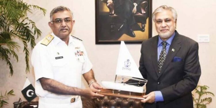 وائس نیول چیف نوید اشرف کی وفاقی وزیر خزانہ اسحاق ڈار سے ملاقات