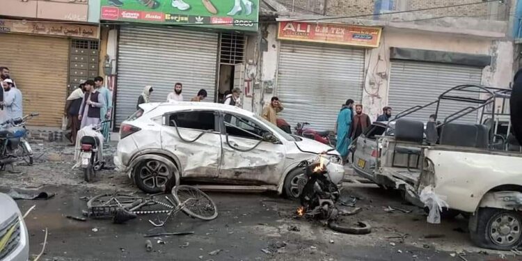 کوئٹہ : پولیس کی گاڑی کے قریب دھماکہ، 2 اہلکاروں سمیت 4 افراد جاں بحق دھماکے میں 15افراد زخمی
