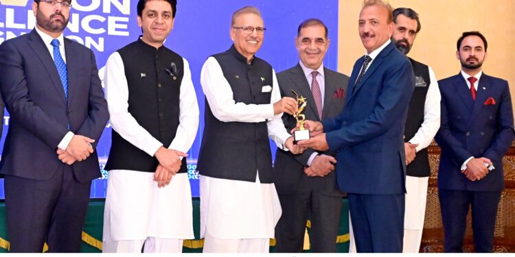 جامعہ کشمیر کو ریاستی،قومی سطح پر اعلیٰ تعلیمی خدمات پر صدرعارف علوی کی جانب سے ایجوکیشن ایکسیلنس“ایواڈ سے نوازاگیا