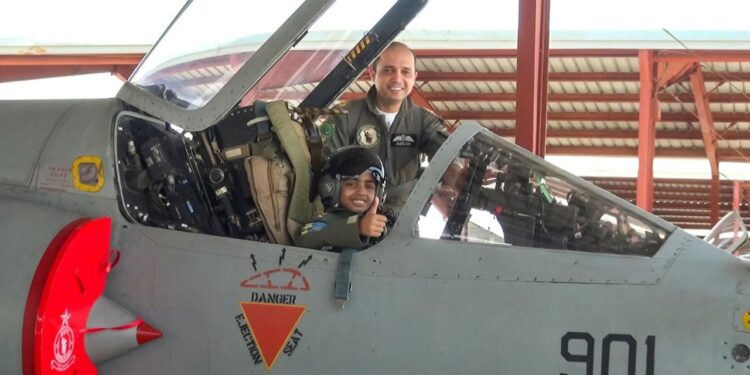 پاک فضائیہ نے تھیلیسیمیا کے مرض میں مبتلا بچے کی خواہش کو پورا کر دیا