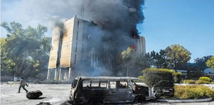 پشاور:ریڈیو پاکستان میں آگ لگانے والے مرکزی ملزم کو 2 روزہ جسمانی ریمانڈ پولیس کے حوالے