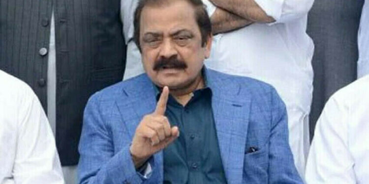 کراچی (نمائندہ خصوصی) پاکستان تحریک انصاف کے سابق رہنما فیصل واوڈا نے دعوی کیا ہے کہ عمران خان کا دھرنا جنرل عاصم منیر کو آرمی چیف بننے سے روکنے کے لیے تھا۔خصوصی گفتگو کرتے ہوئے فیصل واوڈا نے کہا ہے کہ جنرل عاصم منیر کو ہٹانے سے متعلق باتیں بالکل درست ہیں، کچھ لوگوں نے پوری کوشش کی کہ جنرل عاصم منیر آرمی چیف نہ بنیں۔ سینئر صحافی ارشد شریف کی شہادت کا واقعہ، عمران خان کا دھرنا، گولیاں چلنا یہ سب جنرل عاصم منیر کو آرمی چیف بننے سے روکنے کے لیے تھا۔ وہ جب ڈی جی آئی ایس آئی تھے تو ان کے لیے فیلڈنگ سیٹ تھی لیکن اللہ کی مدد ساتھ تھی اس لیے وہ آرمی چیف بن گئے۔فیصل واوڈا نے کہا کہ عمران خان جب وزیراعظم تھے تب انہوں نے اس وقت کے ڈی جی آئی ایس آئی عاصم منیر کو سینیٹ مینج کرنے کا کہا تھا جو انہوں نے منع کر دیا۔ بعد جنرل عاصم منیر نے عمران خان کے سامنے شواہد پیش کیے تھے اور اگلے روز ہی انہیں عہدے سے ہٹا دیا گیا تھا۔ اتنی جلدی اور پریشانی تھی کہ فیض حمید نے رات سوا گیارہ بجے عہدہ سنبھالا۔انہوںنے کہا کہ میں نے اس وقت انہیں خبردار کیا تھا تو جنرل عاصم منیر نے کہا تھا کہ واوڈا کیا میں اپنے ملک اور وزیراعظم سے بے ایمانی کروں۔