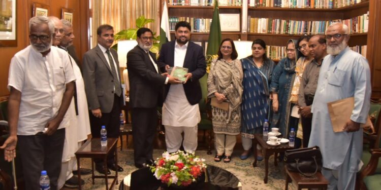 گورنر سندھ سے ادارہ یادگار غالب لائبریری کے گیارہ رکنی وفد کی ملاقات