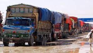 کراچی (نمائندہ خصوصی) حکومت نے ٹرانزٹ ٹریڈ کے غلط استعمال کو روکنے کیلئے افغانستان کو تمام کارگو کی ٹریکنگ کا فیصلہ کیا ہے۔وفاقی حکومت نے افغانستان کو ٹرانزٹ ٹریڈ کے غلط استعمال کو روکنے کیلیے پٹرولیم ترسیل سمیت ہر قسم کے کارگو پر پاکستان سے راہداری کیلیے ٹریکنگ اور مانیٹرنگ نظام نافذکر دیا ہے۔ایف بی آرذرائع کے مطابق ان رولز کے نوٹیفائی ہونے کے بعد افغانستان کو بھجوائے جانے والے ہر قسم کے کارگو کیلیے رولز کا اطلاق ہوگیا ہے، اگر نیٹو و ایساف فورسز کو پاکستان سے سپلائی بحال ہوتی ہے تو اس کی بھی ٹریکنگ اور مانیٹرنگ ان رولز کے تحت کی جاسکے گی۔مذکورہ رولز کے تحت لائسنس حاصل کرنے والی کمپنیاں ٹرانزٹ کارگو کی ٹریکنگ و مانیٹرنگ کرسکیں گی، یہ لائسنس کمپنیوں کو ایک کمیٹی جاری کرے گی ، لائسنسگ کمیٹی بھی مجوزہ رولز کے مطابق کام کرے گی۔