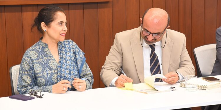 آغا خان یونیورسٹی کا اساتذہ کی استعداد میں اضافہ کے لیے گلگت بلتستان حکومت سے اشتراک