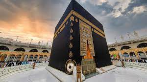 خانہ کعبہ کو زمزم سے غسل دیدیا گیا، بیت اللہ خوشبووں سے معطر