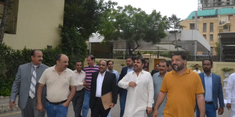 وزیر بلدیات سندھ ناصر حسین شاہ نے کراچی پریس کلب کے اراکین کے پلاٹس کے مسائل کو ترجیحی بنیادوں پر حل کرنے اور ایم ڈی اے میں صحافیوں کے پلاٹس کی قیمتوں سے متعلق جلد اچھی خبر دینے کا اعلان ۔