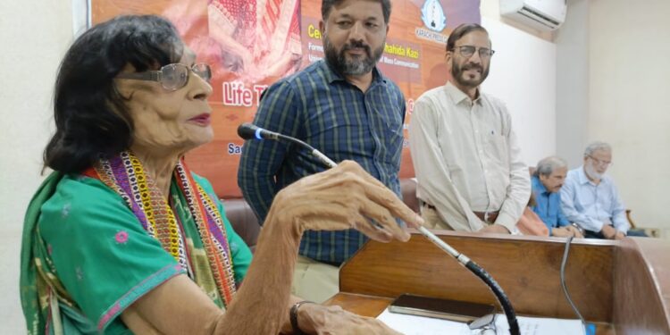 کراچی پریس کلب کی جانب سے پروفیسر ڈاکٹر شاہد قاضی کی تعلیمی خدمات کے اعتراف میں تاحیات ممبر شپ عطا کردی گئی۔