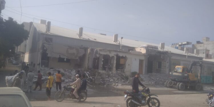 سفارشیں و پیسہ کام نا آسکا ۔سندھ بلڈنگ کنٹرول اتھارٹی کا ماڈل کالونی میں خلاف دبنگ آپریشن: غیر قانونی شادی ہال کو ملبے کا ڈھیر بنا دیا