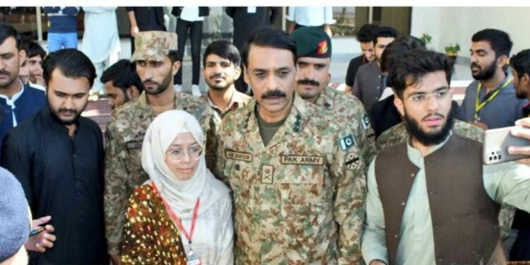 کوئٹہ: لیفٹیننٹ جنرل آصف غفور کا نینشل یونیورسٹی آف سائنس اینڈ ٹیکنالوجی کیمپس کا دورہ