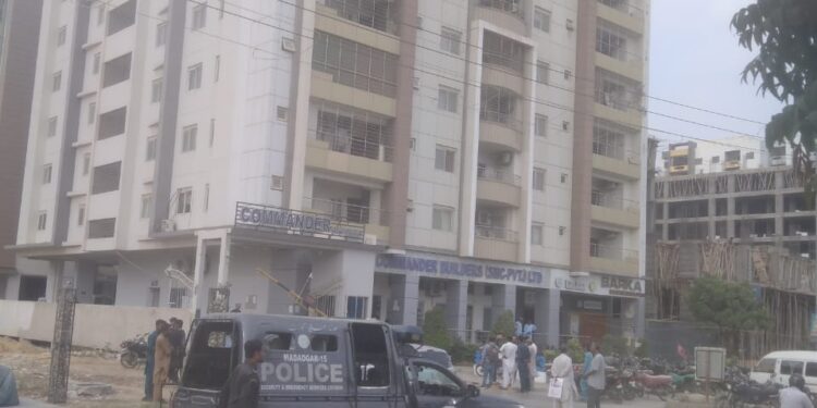 کمانڈر بلڈرز:کمانڈر ہائیٹس کے بلڈرز اور  آلائٹیز کے درمیان غیر قانونی واجبات کے نوٹس بھیجنے پر رہائشی بھپر گئے