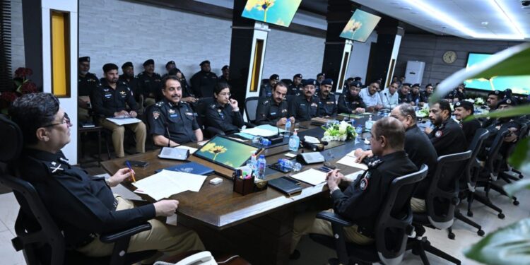 آئی جی سندھ رفعت مختار راجہ سے ایس پی ایس سے پی ایس پی کیڈر میں جانیوالے 48 ایس پیز کی سینٹرل پولیس آفس کراچی میں ملاقات