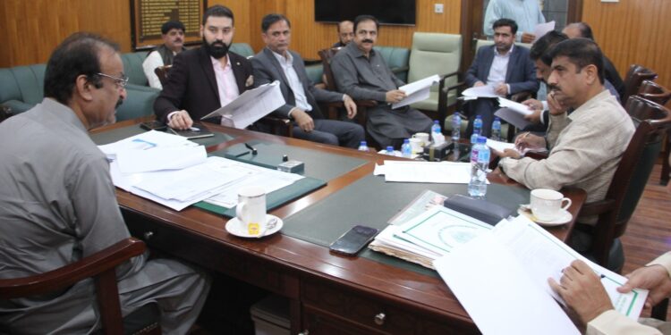 سیکریٹری اطلاعات سندھ ندیم الرحمٰن میمن کی زیر صدارت کراچی پریس کلب اراکین کے مسائل کے حل کے لئے اجلاس۔