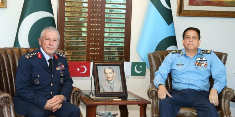 ترک فضائیہ کے کمانڈر جنرل ضیاء کمال کی سربراہ پاک فضائیہ، ائیر چیف مارشل ظہیر احمد بابر سدھو سے ملاقات