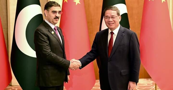 نگراں وزیرِ اعظم انوار الحق کاکڑ کی بیجنگ میں چین کے وزیرِ اعظم لی کی چیانگ سے ملاقات