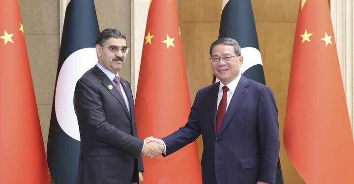 بیجنگ میں چینی اور پاکستانی وزرائے اعظم کی ملاقات