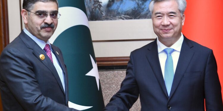 نگران وزیرِ اعظم انوار الحق کاکڑ کی چین کی کمیونسٹ پارٹی (CPC) کی پولیٹبیورو کی قائمہ کمیٹی کے رکن، لی شی (Li Xi) سے بیجنگ میں ملاقات