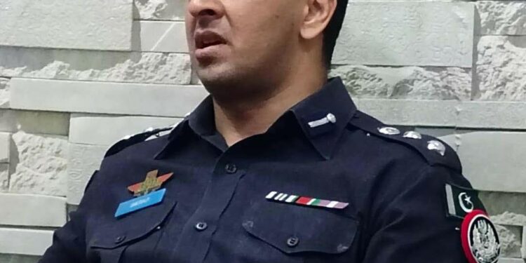 لاڑکانہ:پولیس اور پریس لازم ملزوم ہیں، پریس کے بنا حکومت اور پولیس ادھوری ہے کیونکہ جراٸم کی نشاندہی میں پریس کا کلیدی کام ہے:ایس ایس پی  عبدالرحیم شیرازی