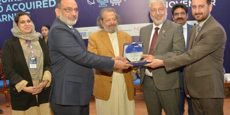 تعلیم کے بغیر ترقی ناممکن ہے۔ڈیجیٹل انقلاب نے سیکھنے کے طریقے بدل دیے ہیں، مدد علی سندھی