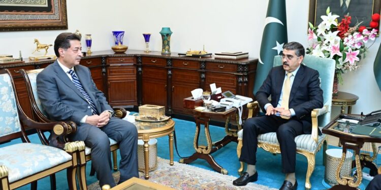نگران وزیرِ اعظم انوار الحق کاکڑ سے چیف الیکش کمشنر سکندر سلطان راجہ کی وزیرِ اعظم ہاؤس اسلام آباد میں ملاقات