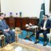 نگران وزیرِ اعظم انوار الحق کاکڑ سے چیف الیکش کمشنر سکندر سلطان راجہ کی وزیرِ اعظم ہاؤس اسلام آباد میں ملاقات