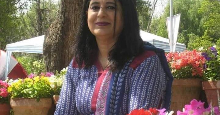 گھر کے تمام بچوں میں تھوڑی بڑی تھی میں ورثے میں دکھ تھے سو مجھے حصہ بڑا ملا   عابدہ تقی  )شاعرہ بنت شاعر  و بنت شاعر