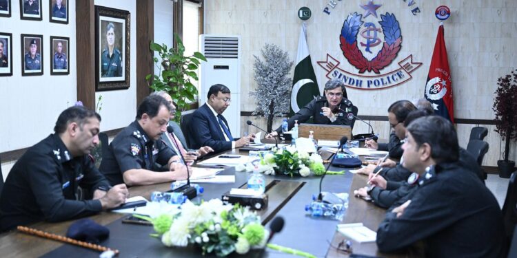 آئی جی سندھ رفعت مختار راجہ کی زیرصدارت سندھ میں امن وامان کی موجودہ صورتحال اور پولیس اقدامات کے حوالے سے  اہم اجلاس