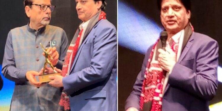 محسن حسن خان کو آرٹس کونسل کراچی میں  نگران صوبائی وزیر اطلاعات محمد احمد شاہ نے لائیو ٹائم اچیومنٹ ایوارڈ دیا