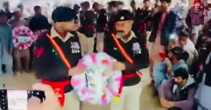 جنوبی وزیرستان میں دہشتگردوں کے ساتھ فائرنگ کے تبادلے میں شہید ہونے والے سپاہی شاہ زیب اسلم فوجی اعزاز کے ساتھ سپرد خاک