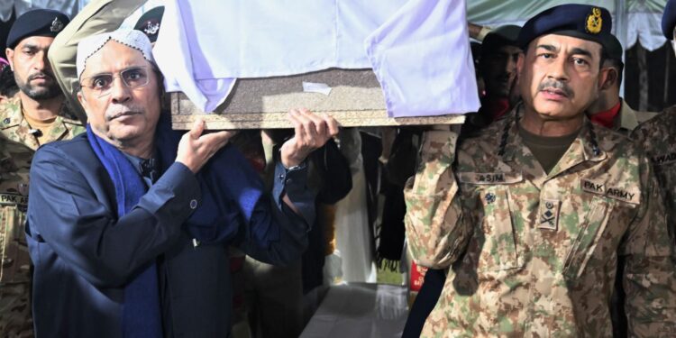 راولپنڈی:میر علی، شمالی وزیرستان کے شہداء کی نماز جنازہ میں صدر پاکستان آصف علی زرداری، جنرل ساحر شمشاد مرزا جنرل سید عاصم منیر لیفٹیننٹ جنرل ندیم انجم کی شرکت