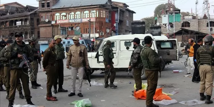 مقبوضہ جموں وکشمیر: مودی کے دورے سے قبل پابندیاں مزید سخت، تلاشی کی کارروائیوں میں تیزی