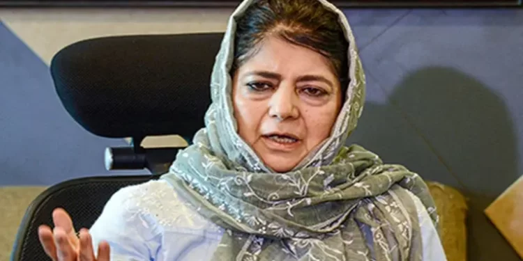 محبوبہ مفتی کی کولگام میں اسکول ٹیچرکی برطرفی کی مذمت