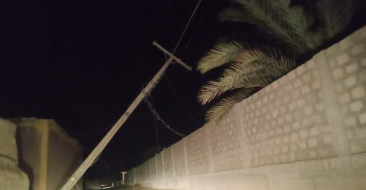 پنجگور:تیز طوفانی ہواؤں کی وجہ سے پنجگور کے مختلف علاقوں میں بجلی کے کھمبے اورسولرز ٹوٹ کے گر گئے