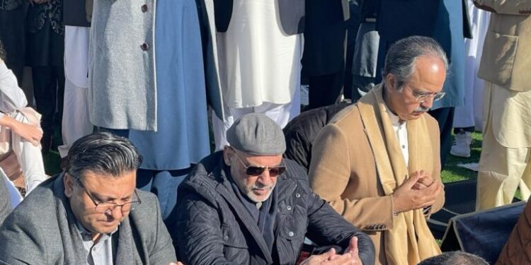 فرانس میں پاکستان کے سفیر نے پاکستانیوں سمیت ہزاروں مسلمانوں کے ہمراہ عید الفطر کی نماز ادا کی