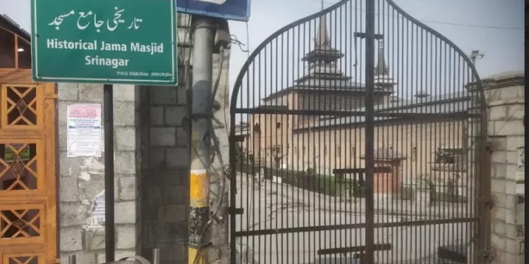 کشمیری مسلمانوں نے عید پاکستان کیساتھ منائی جامع مسجد ، عیدگاہ سرینگرمیں عید نمازادانہیں کرنے دی گئی