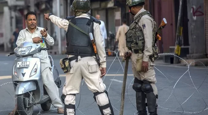 کشمیری مسلمانوں نے عید پاکستان کیساتھ منائی جامع مسجد ، عیدگاہ سرینگرمیں عید نمازادانہیں کرنے دی گئی