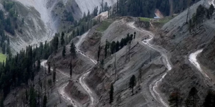 تازہ برفباری کے باعث مغل روڈ ٹریفک کے لئے بند