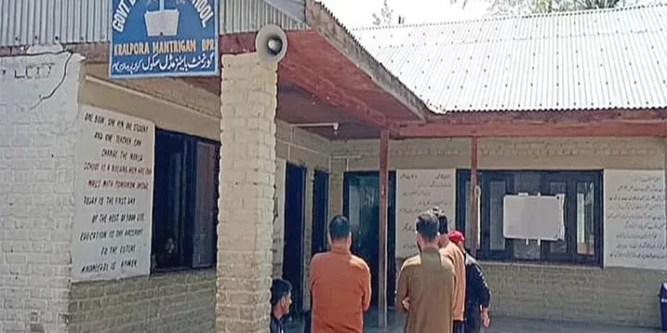 مودی حکومت کے ترقی کے دعوے: بانڈی پورہ کے اسکول میں طلباء کو بیٹھنے کی جگہ نہیں