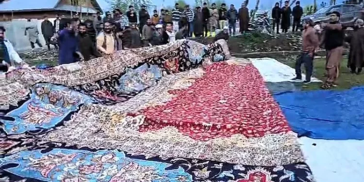 کشمیر کاسب سے بڑا قالین تیار کرنے میں25کاریگروں کو 8سال لگے