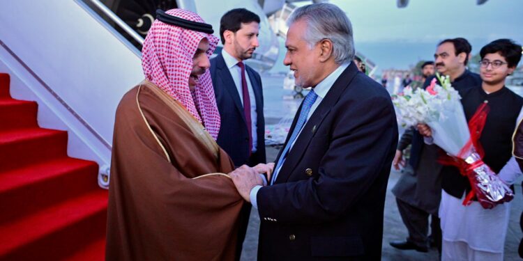 سعودی عرب کے وزیر خارجہ شہزادہ فیصل بن فرحان اسلام آباد پہنچ گئے، وزیر خارجہ اسحاق ڈار نے استقبال کیا